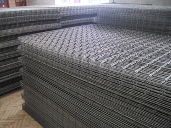 地热网片主要用于建筑业地板采暖的专用网片。地热网片架低温热水地板辐射采暖，作为新兴的采暖方式在国内大部分地区已被广泛采用和推广。地热瓦工篇是由冷拔丝或镀锌丝自动碰焊而成具有焊接点牢固，网孔均匀、网面平整，强度高、韧性强、日产量大等优点。